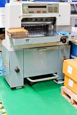 รายละเอียดเครื่องตัดกระดาษในพื้นที่ผลิตของ DD Box Printing